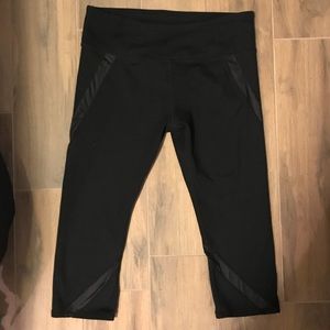 Black capri workout leggings